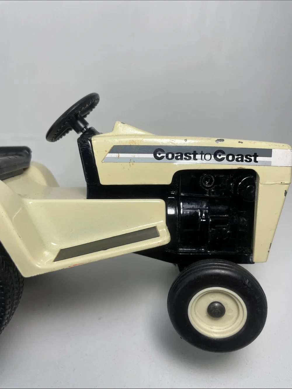 ERTL COAST TO COAST LAWN & GARDEN TRACTOR  1:12 MODEL TOY 1988